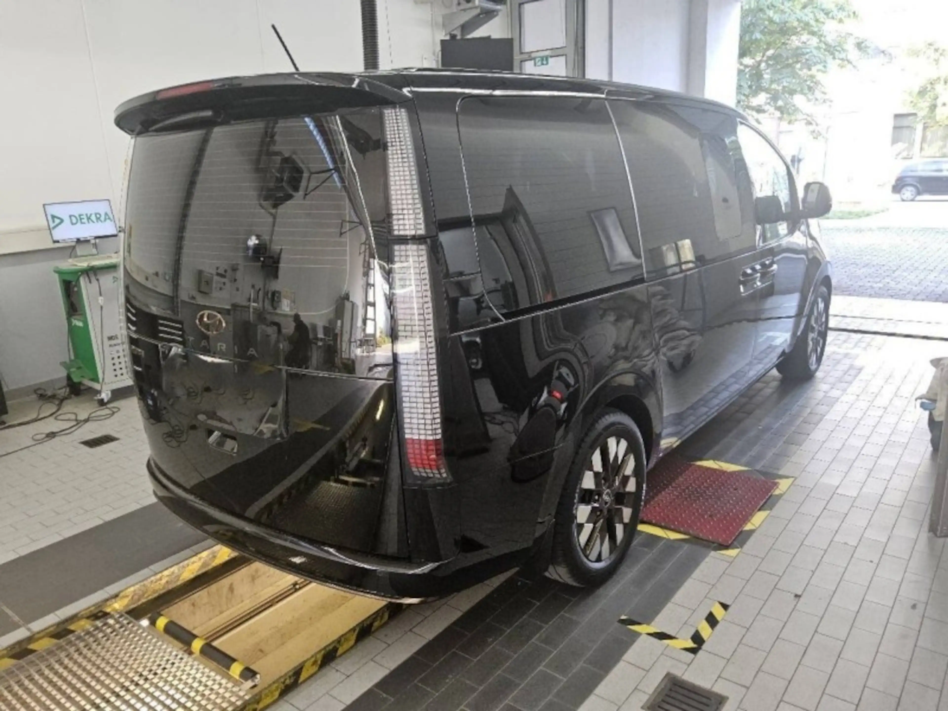 Hyundai STARIA 2.2 CRDI Signature 8 Sitzerr — photo 3