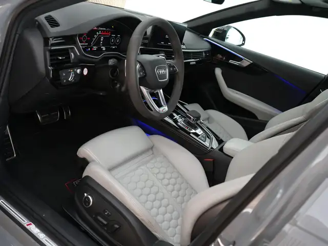 Audi RS4 Avant view 8