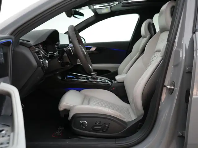 Audi RS4 Avant view 9