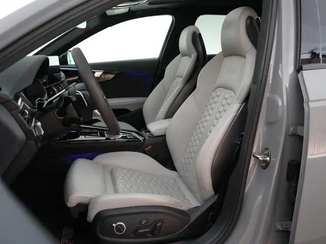 Audi RS4 Avant view 10