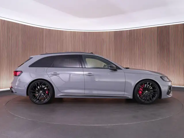 Audi RS4 Avant view 6