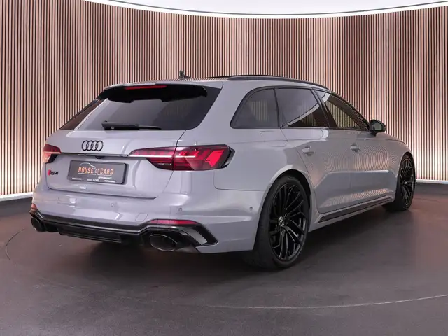Audi RS4 Avant view 2