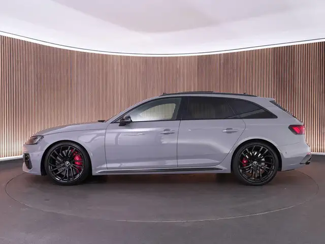 Audi RS4 Avant view 7