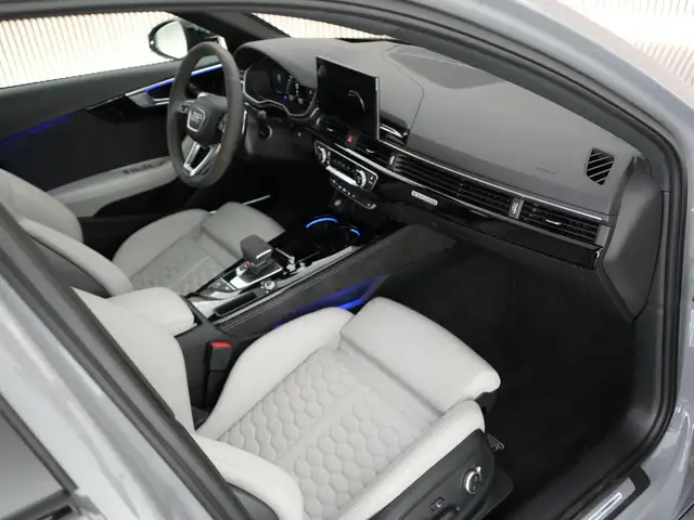 Audi RS4 Avant view 3
