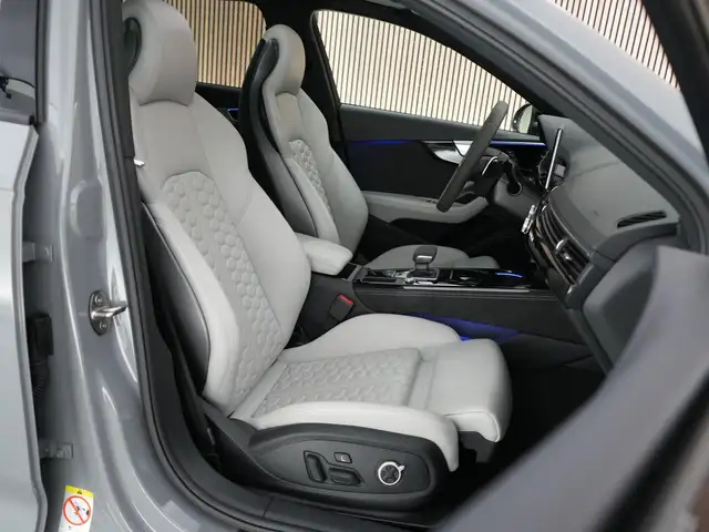 Audi RS4 Avant view 5