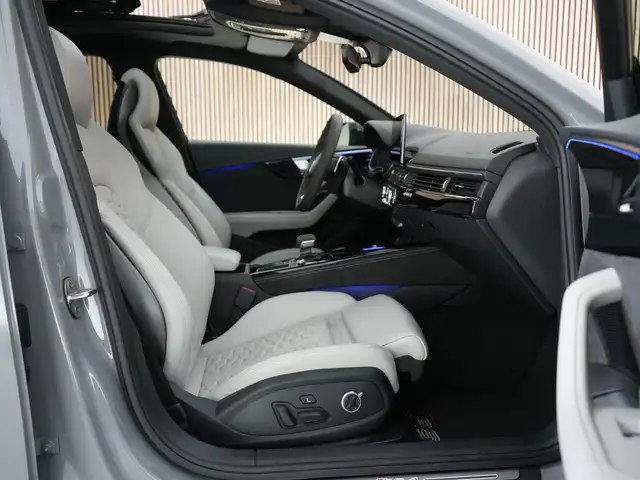 Audi RS4 Avant view 4