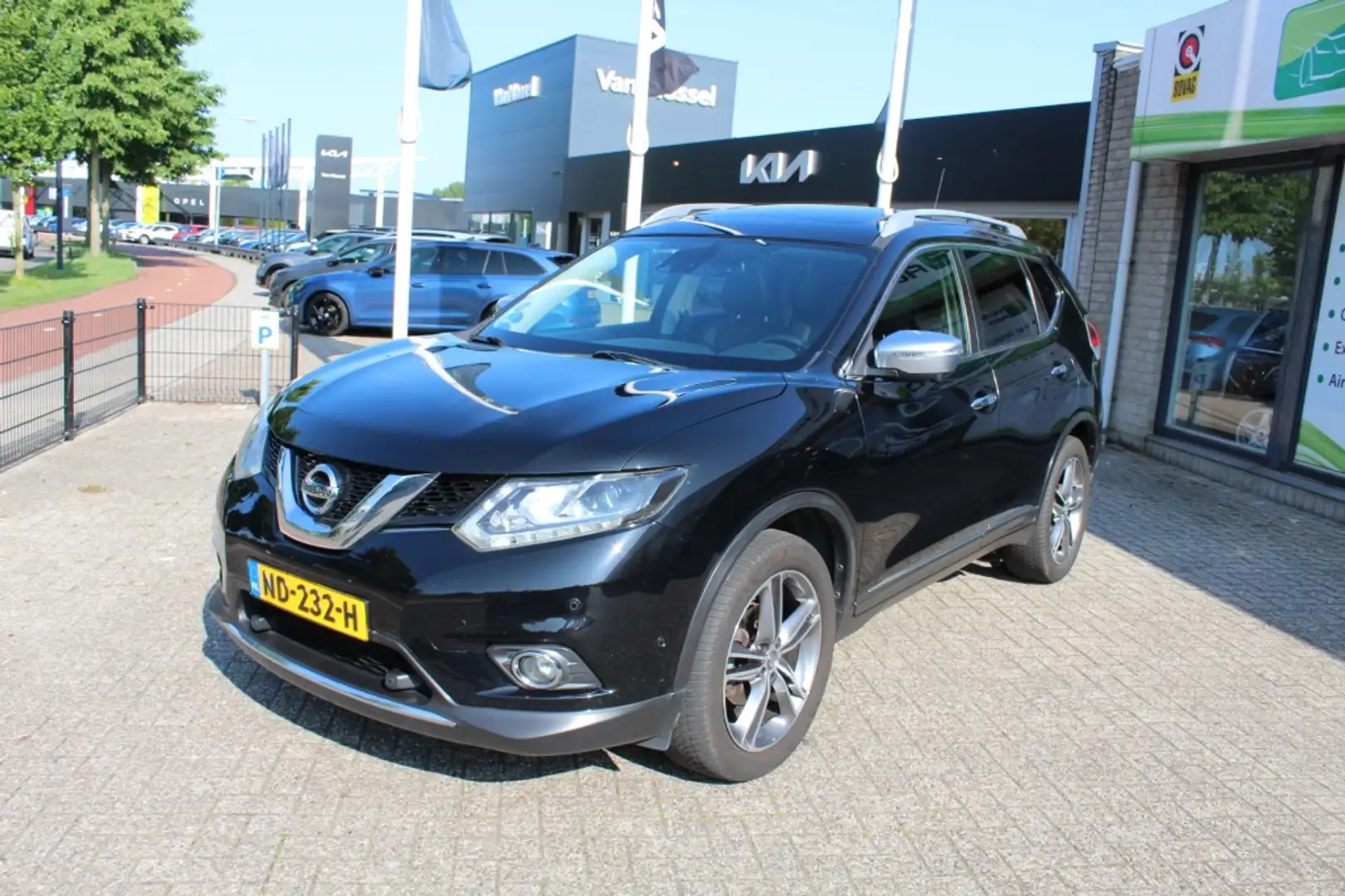 Nissan X-Trail 1.6 DIG-T Tekna Zwart - 2