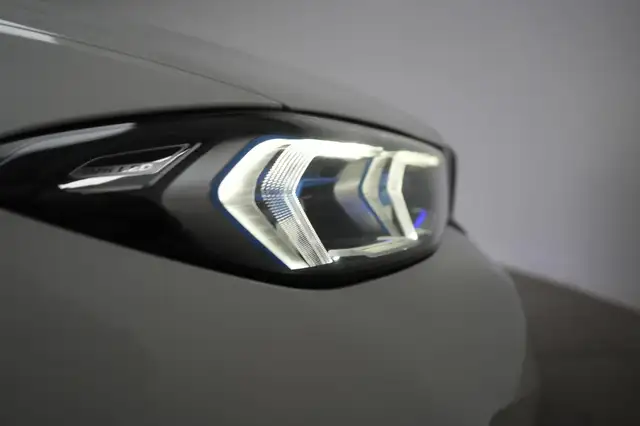 BMW 3 Series view 10