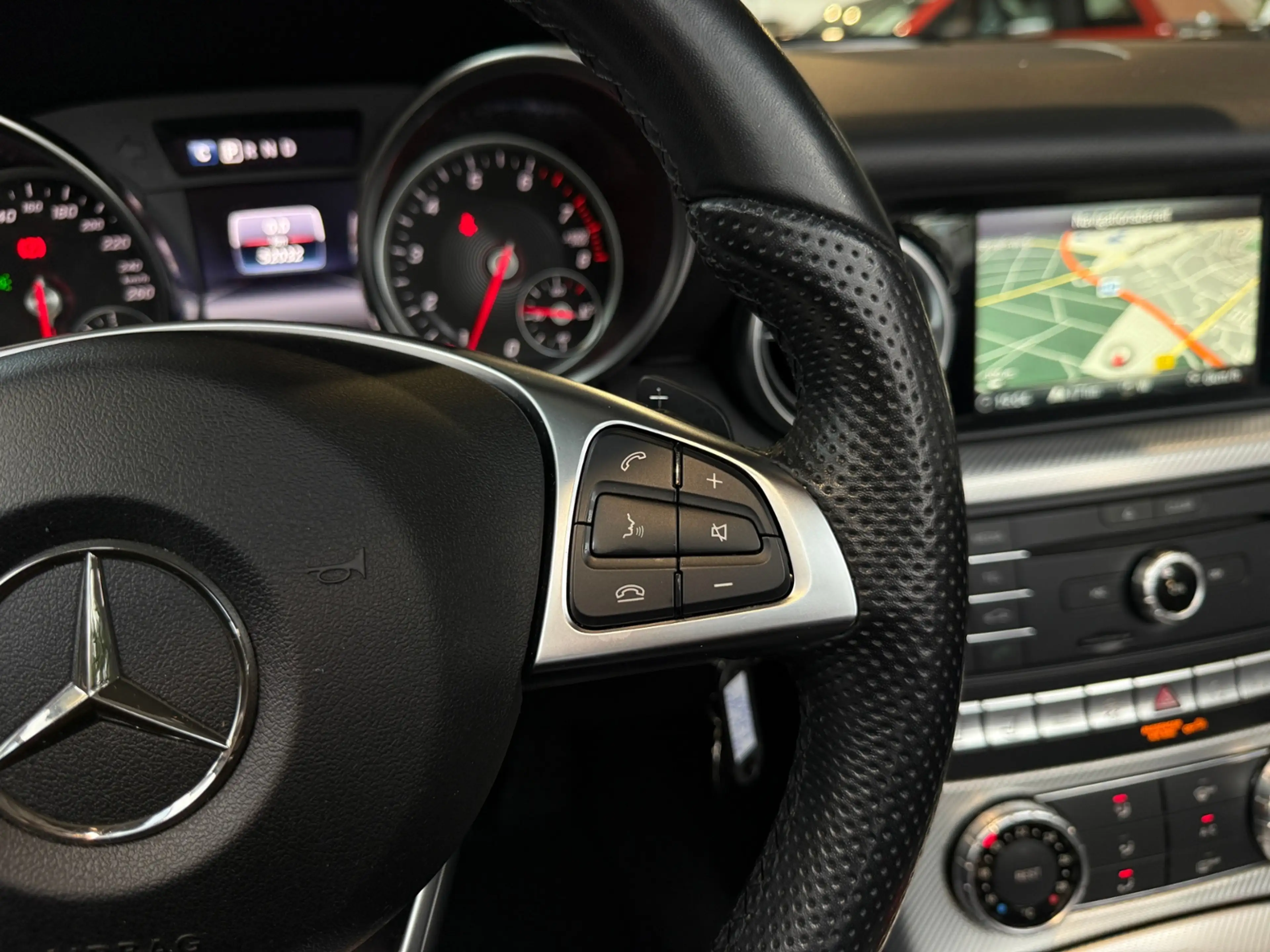 Mercedes-Benz SLC 200 AIRSCARF KLIMA LED NAVI ALU SHZ — photo 13