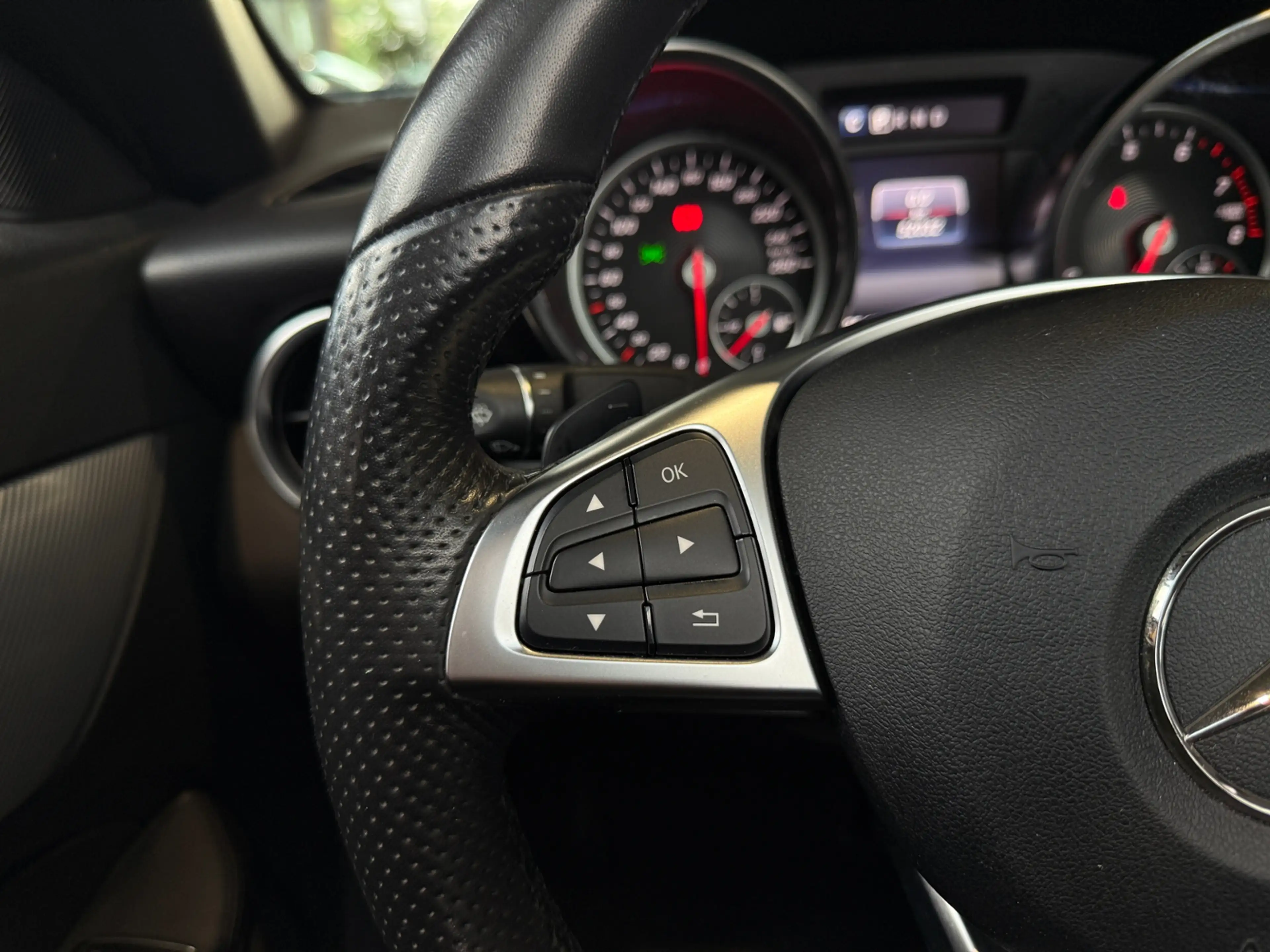 Mercedes-Benz SLC 200 AIRSCARF KLIMA LED NAVI ALU SHZ — photo 14