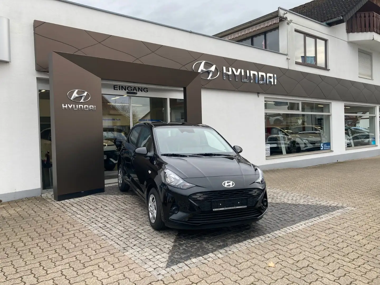 Hyundai i10 1.0 Select M/T mit Navi Schwarz - 1
