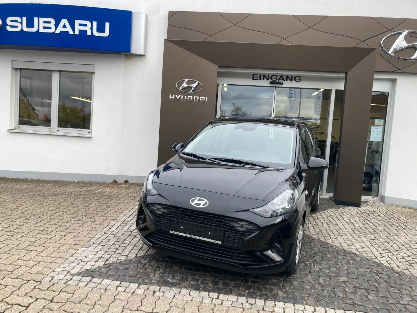Hyundai i10 1.0 Select M/T mit Navi Schwarz - 2