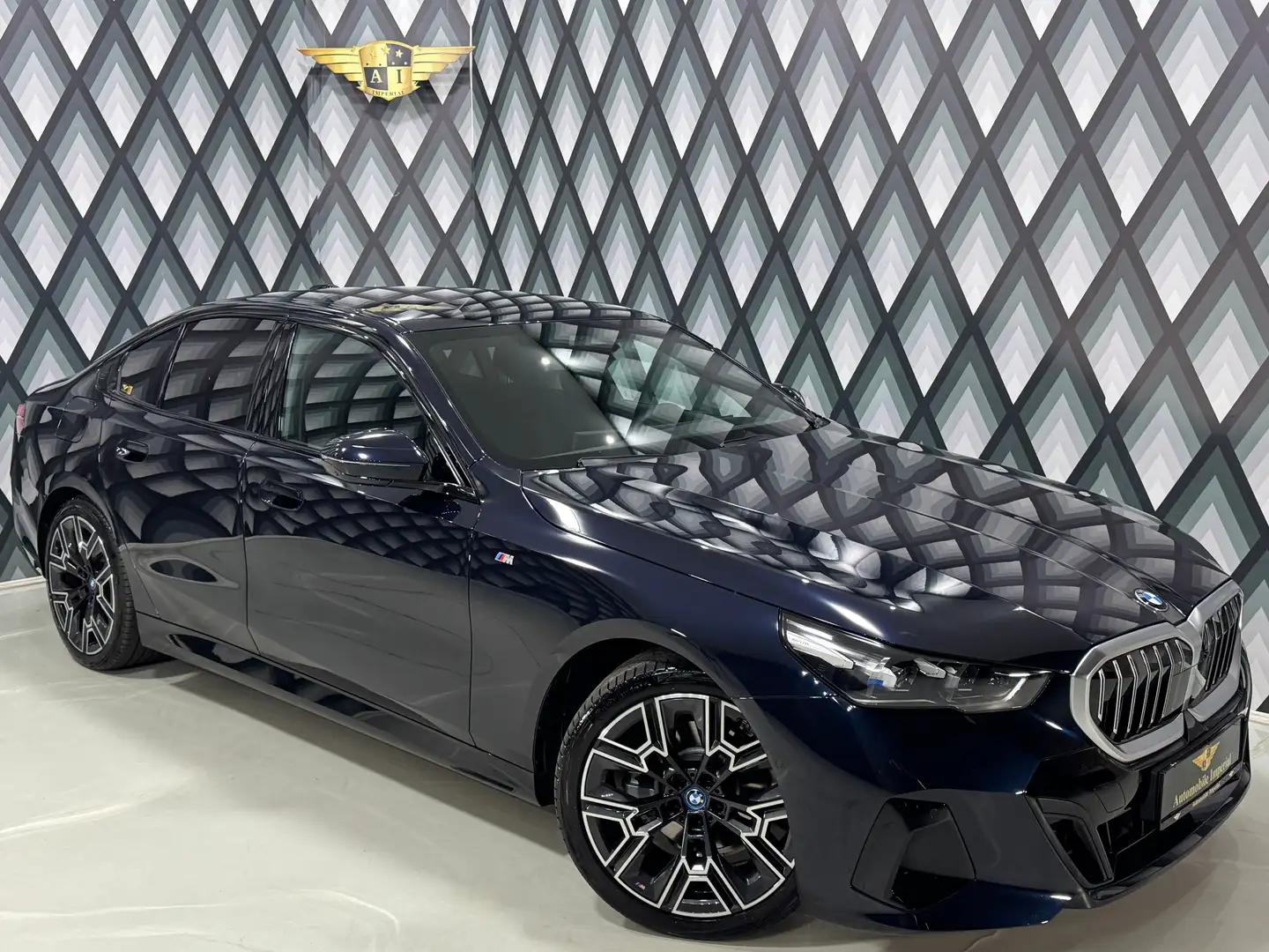 BMW 520 d xDrive // M-SPORTPAKET // AHK // INNOVATIONS // Schwarz - 1