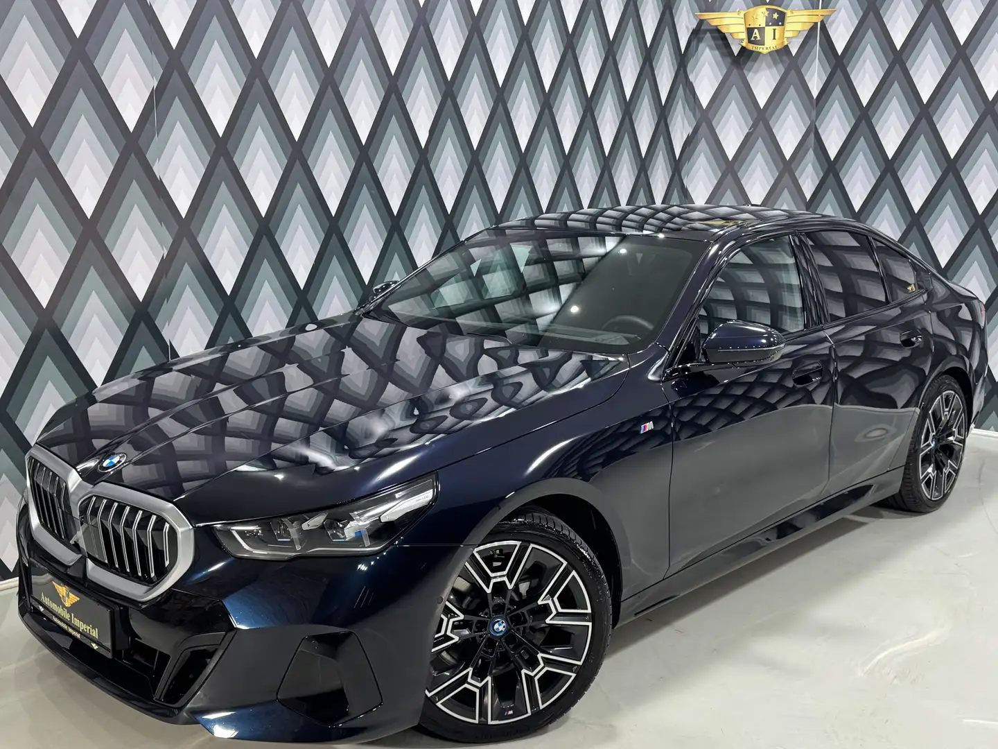 BMW 520 d xDrive // M-SPORTPAKET // AHK // INNOVATIONS // Schwarz - 2