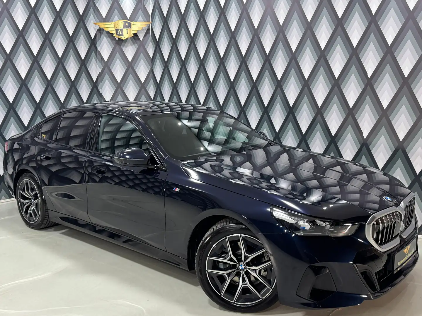 BMW 520 d xDrive // M-SPORTPAKET // AHK // INNOVATIONS // Noir - 1