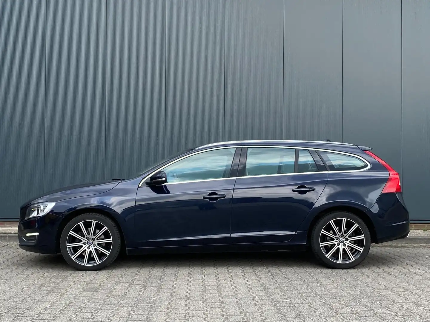 Volvo V60 2.0 T5 Summum | Leder | Trekhaak | Harman Kardon | Blauw - 2
