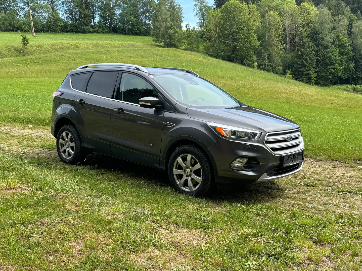Ford Kuga Kuga 2,0 TDCi Titanium Start/Stop Powershift Aut. AWD Titanium Grau - 2