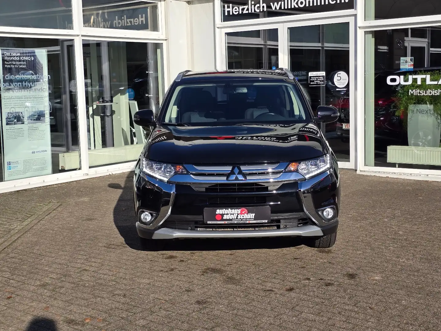 Mitsubishi Outlander SUV-Star+ 2.2 DI-D 4WD AT Schwarz - 2