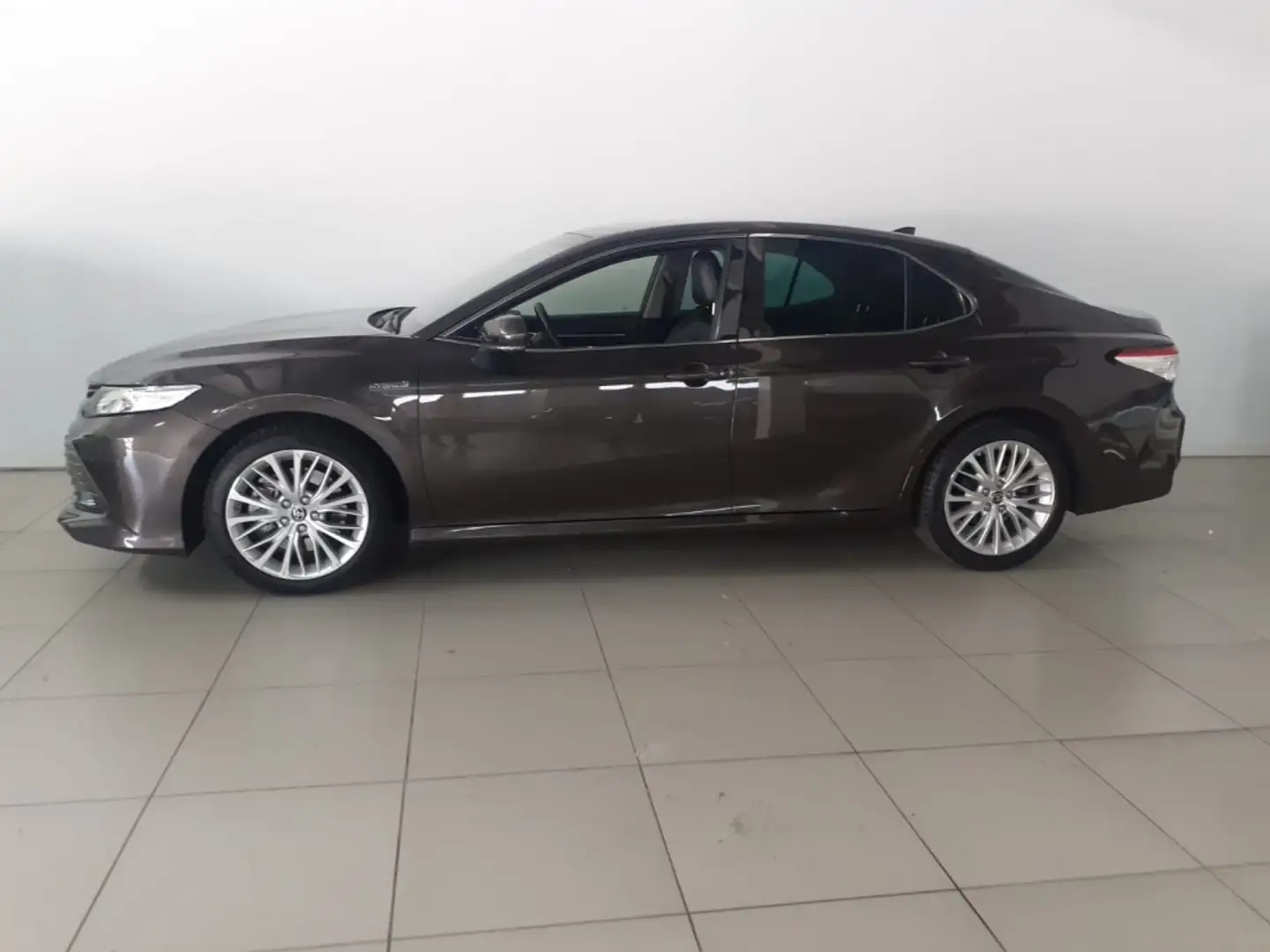 Toyota Camry Híbrido Luxury Aut. Barna - 2