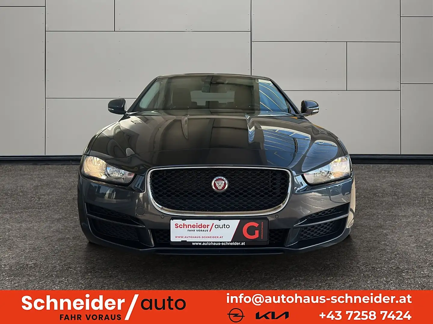 Jaguar XE 20d Prestige Aut. Grau - 2