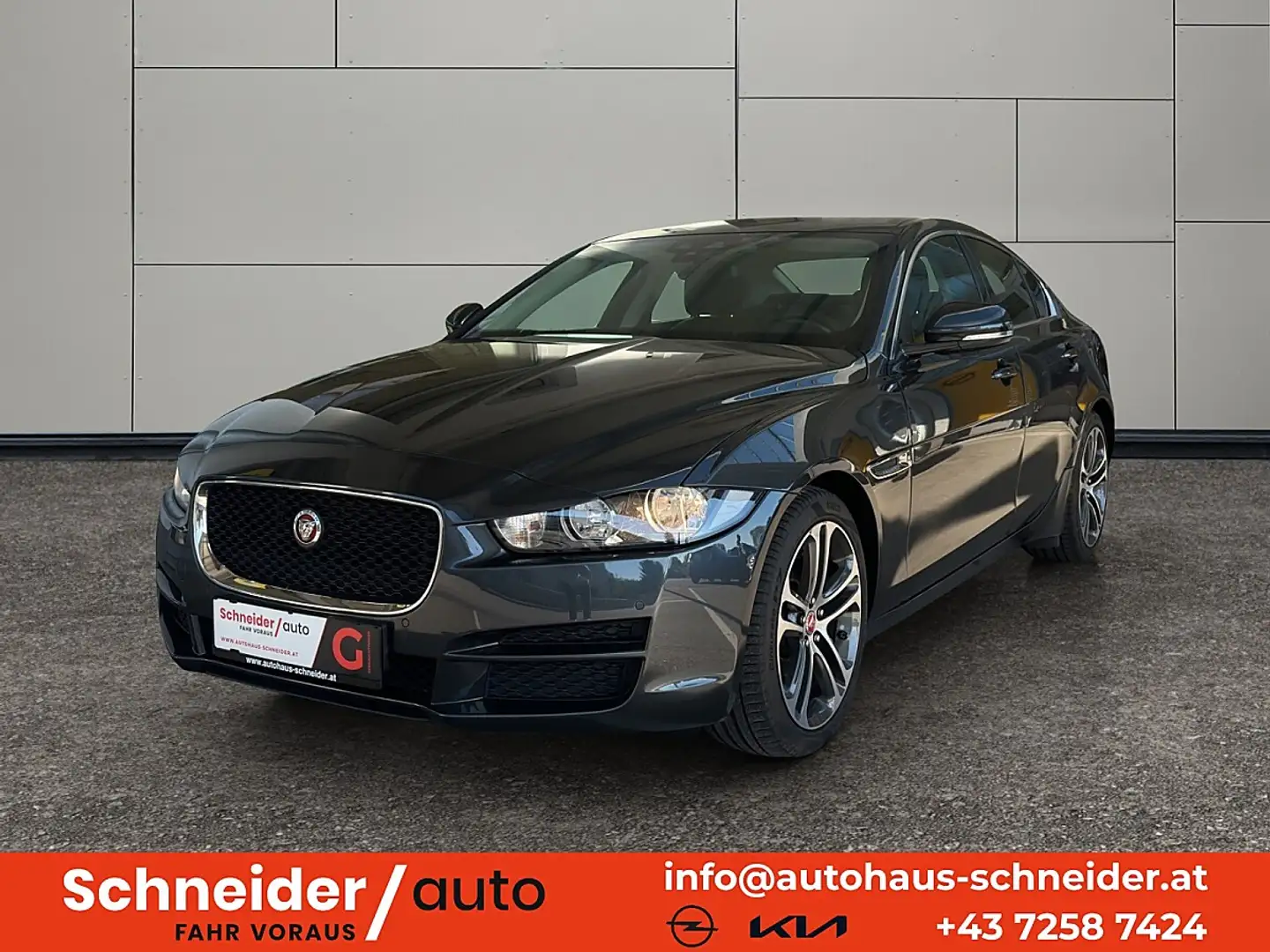 Jaguar XE 20d Prestige Aut. Grau - 1