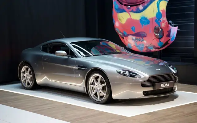 Aston Martin V8 4.3 380cv | Boîte manuelle Tungsten Silver Jantes 19’’ Sièges chauffants À partir de 770-mois