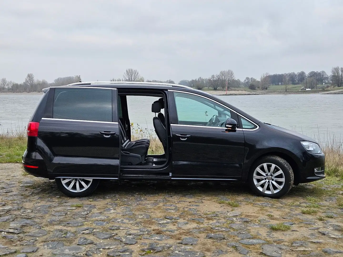 Volkswagen Sharan Highline BMT Automatik 2.Hd. viele Extras Schwarz - 2