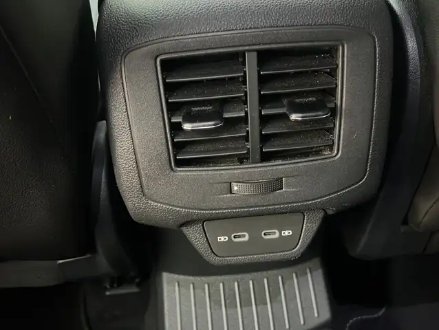 Volkswagen T-Roc view 8