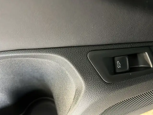 Volkswagen T-Roc view 6