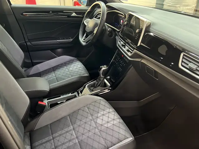 Volkswagen T-Roc view 13