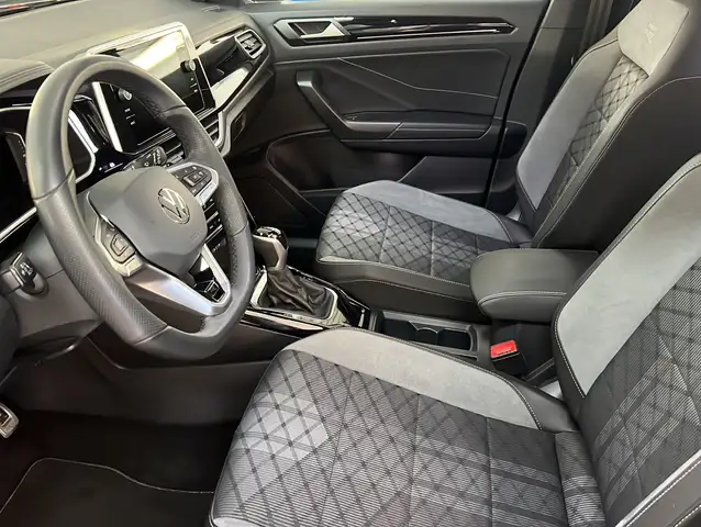 Volkswagen T-Roc view 3
