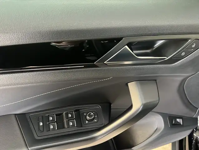 Volkswagen T-Roc view 5