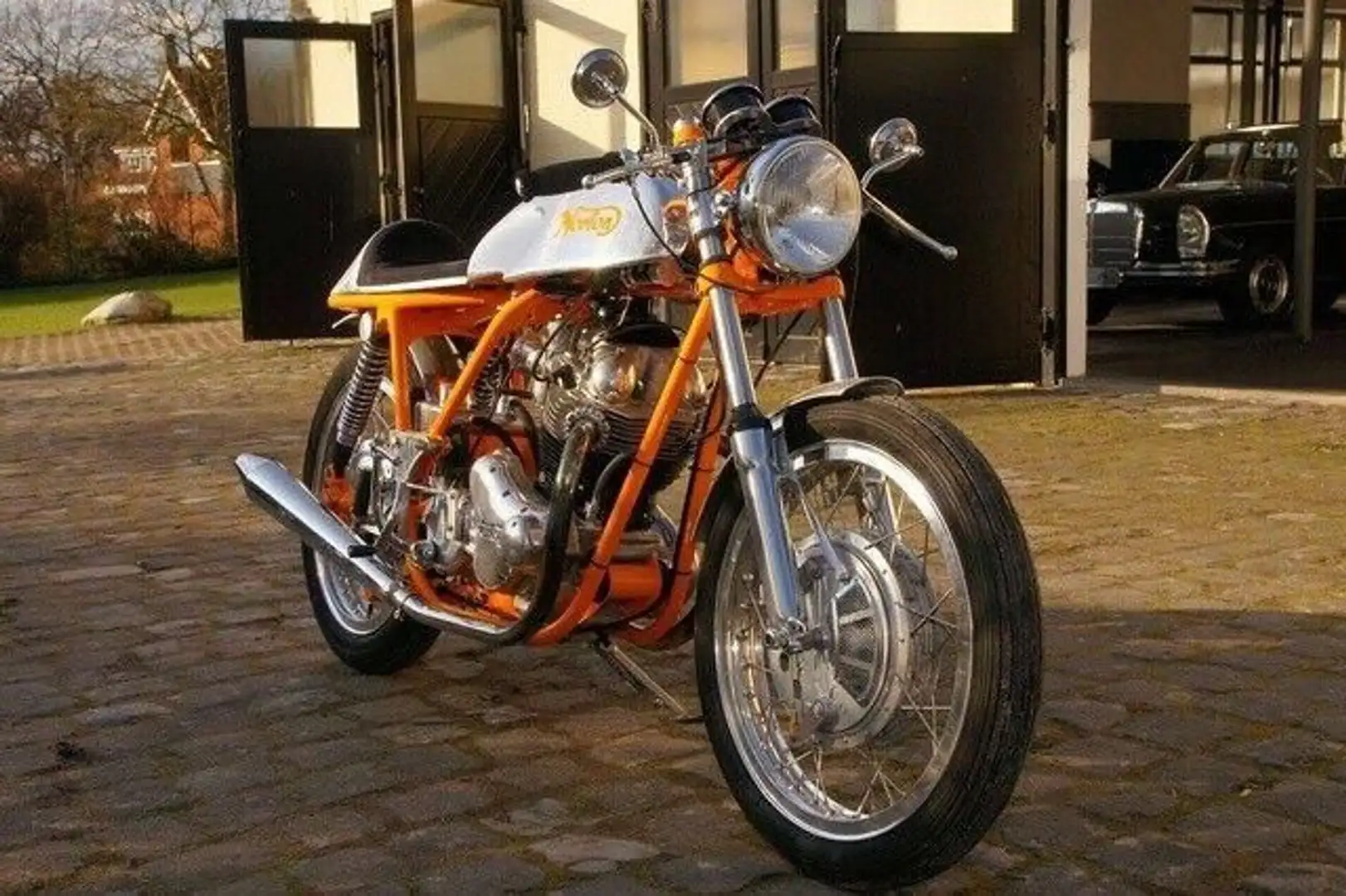 Norton 750 Commando mit TÜV Umbau Orange - 1
