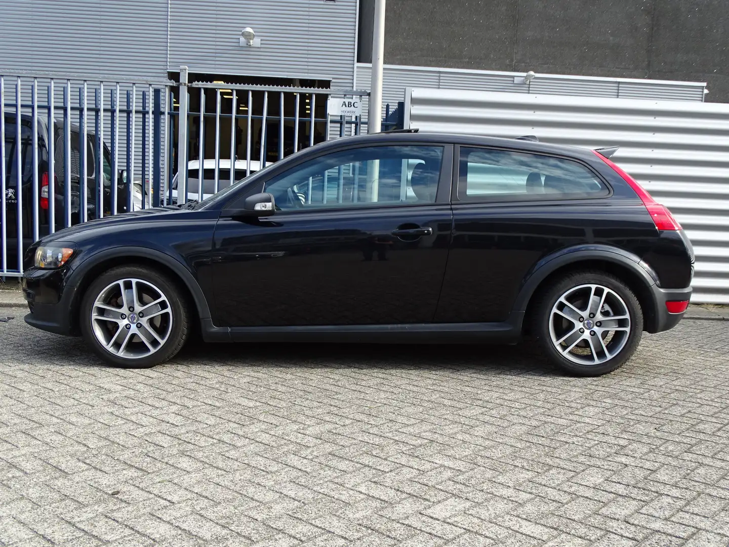 Volvo C30 2.5 T5 Momentum | Automaat | Trekhaak | Schuifdak Zwart - 2
