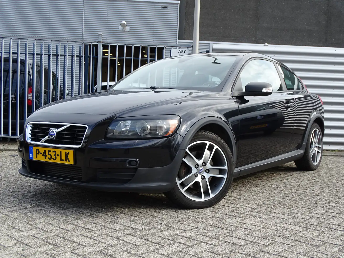 Volvo C30 2.5 T5 Momentum | Automaat | Trekhaak | Schuifdak Zwart - 1