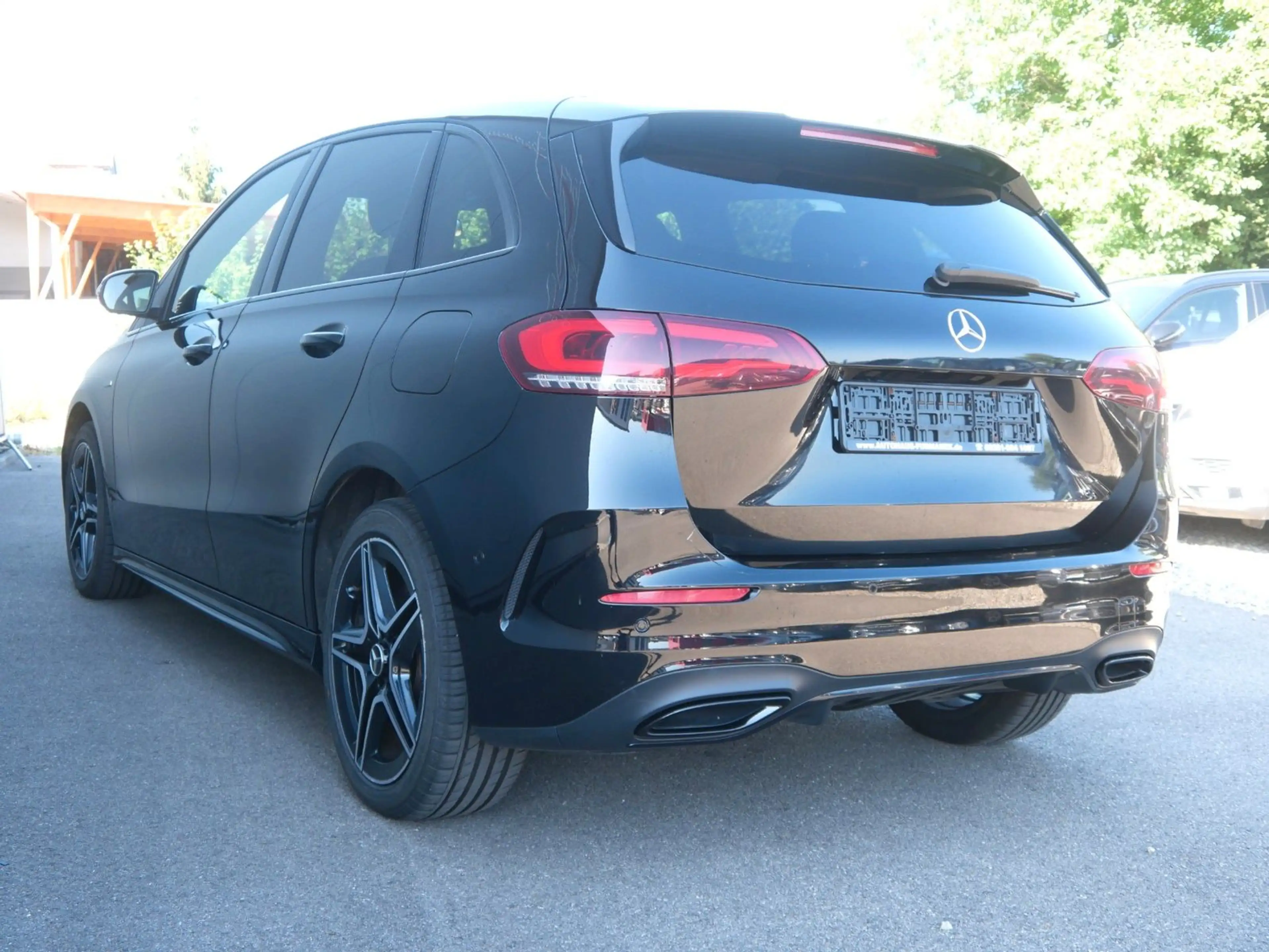 Mercedes-Benz B 250 e   AMG/Night-Paket/Park-Assistent — photo 2