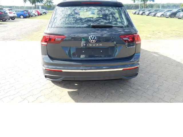 Volkswagen Tiguan view 3