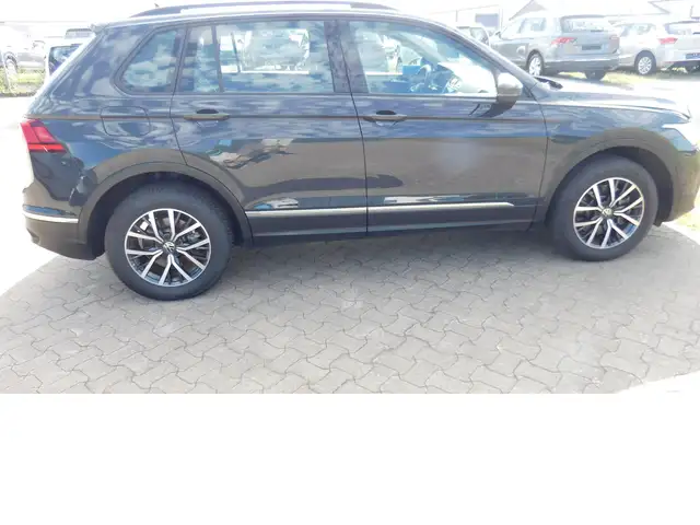 Volkswagen Tiguan view 2