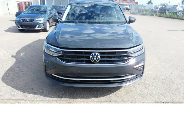 Volkswagen Tiguan view 4