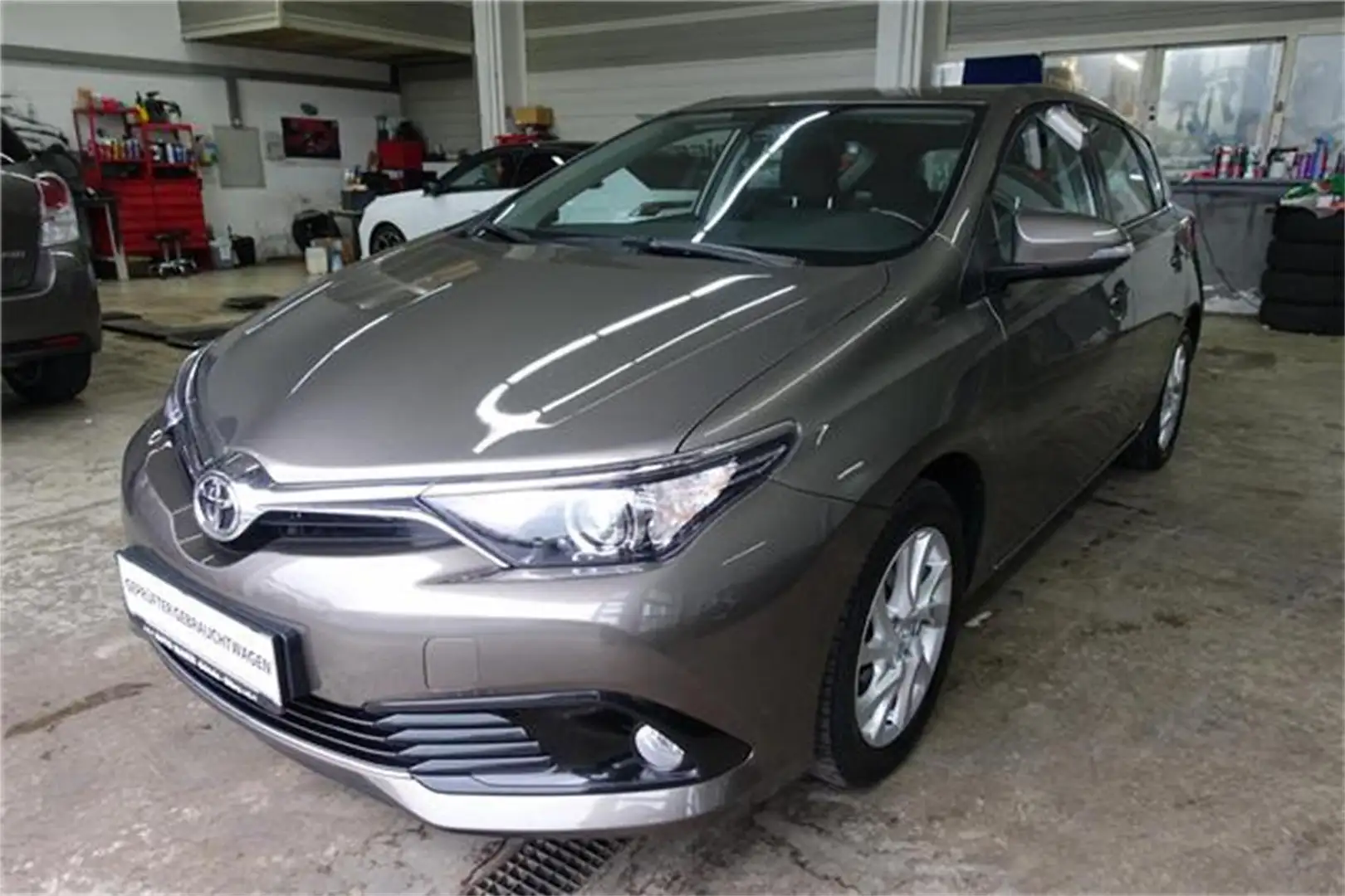 Toyota Auris 1,2 Turbo Active Grijs - 1