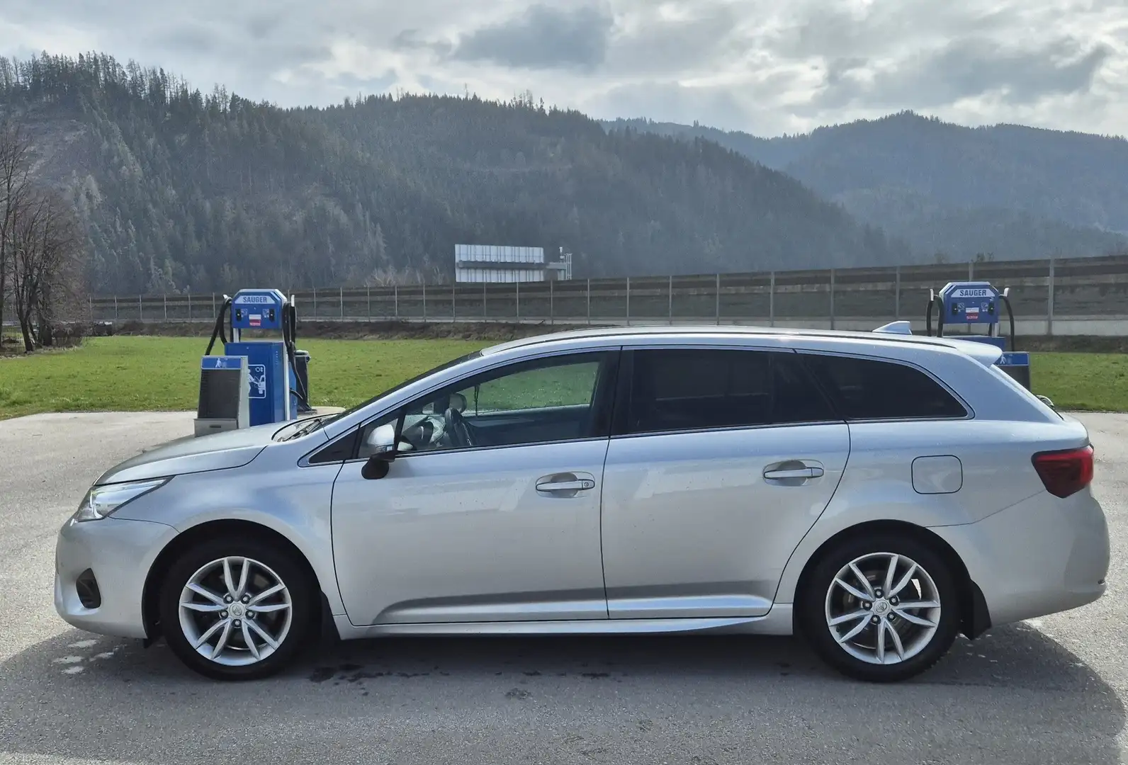 Toyota Avensis 2,0 D4-D Active Plus mit AHK Silber - 2