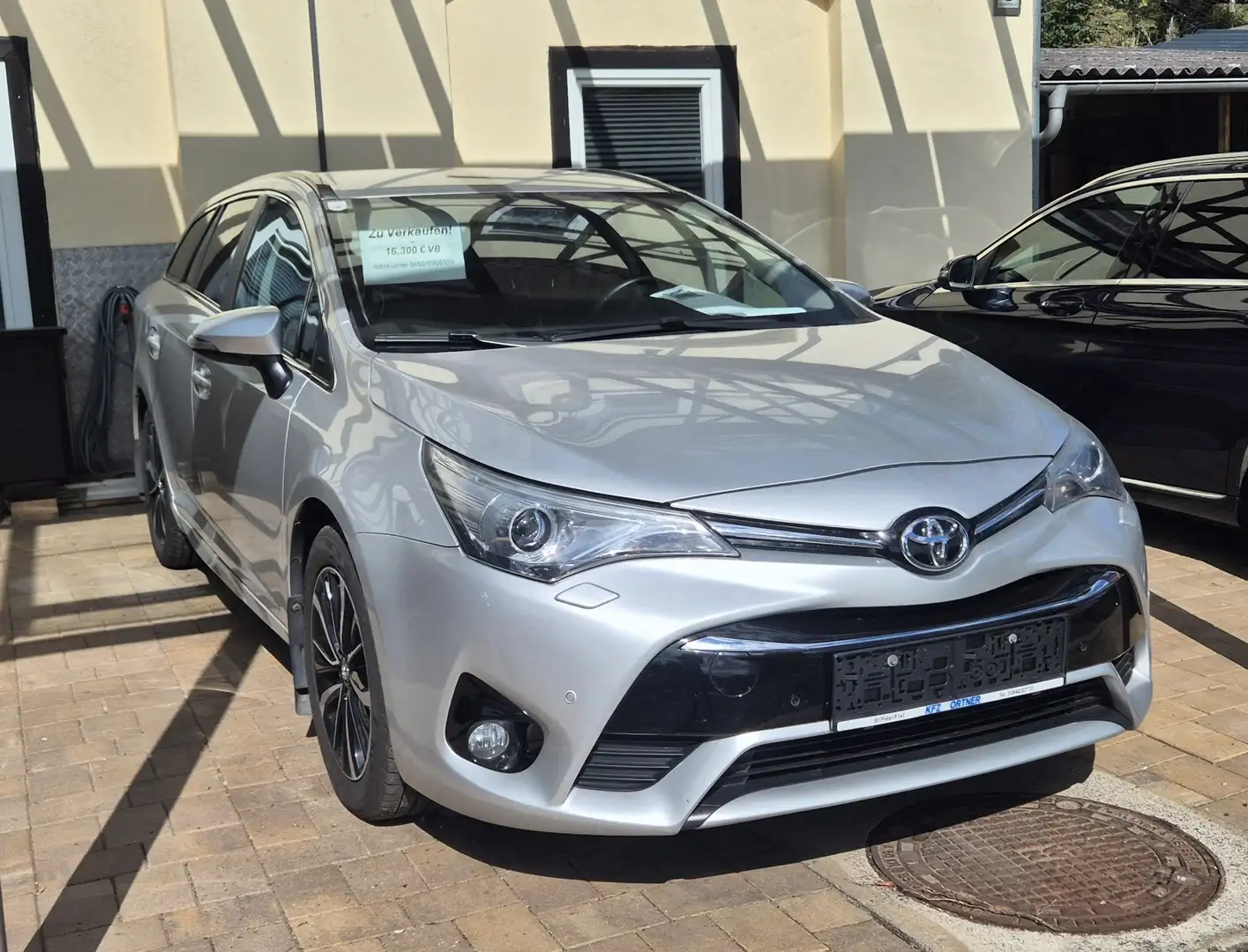 Toyota Avensis 2,0 D4-D Active Plus mit AHK Silber - 1