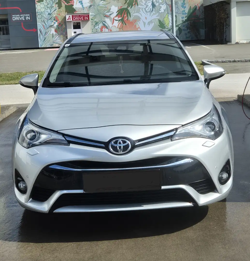 Toyota Avensis 2,0 D4-D Active Plus mit AHK Silber - 1