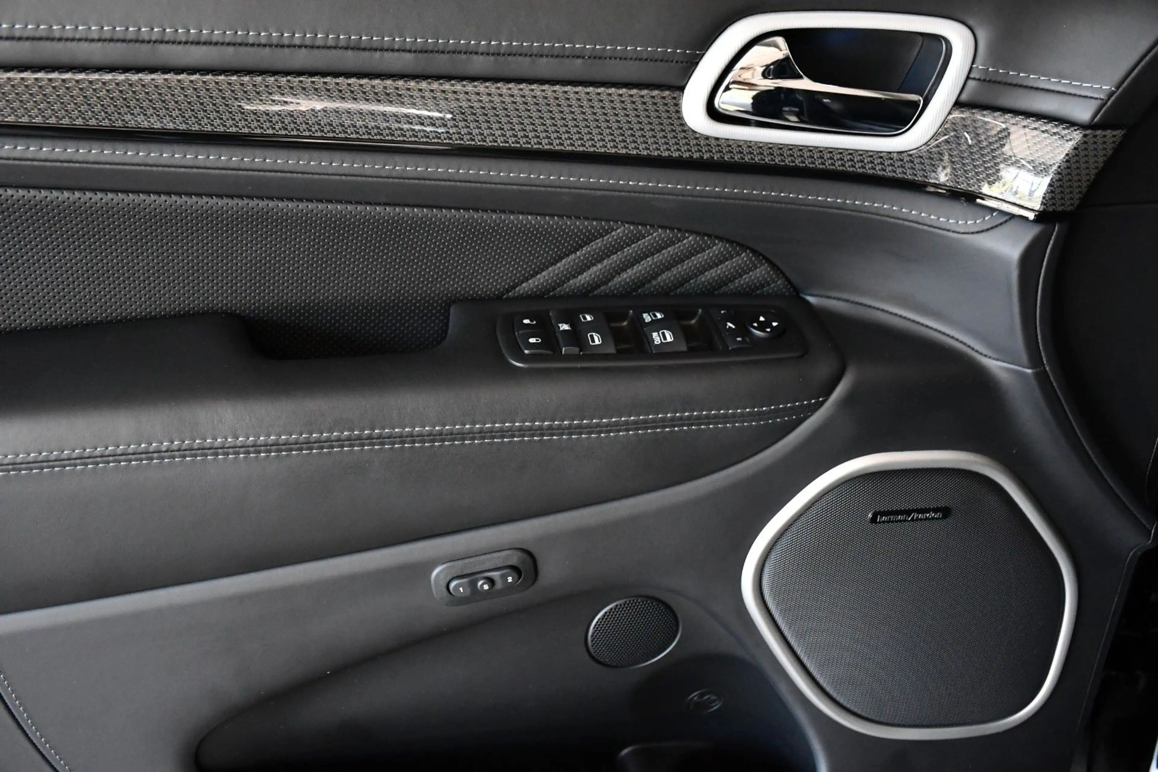 Jeep Grand Cherokee 6.2 V8 Trackhawk — photo 11