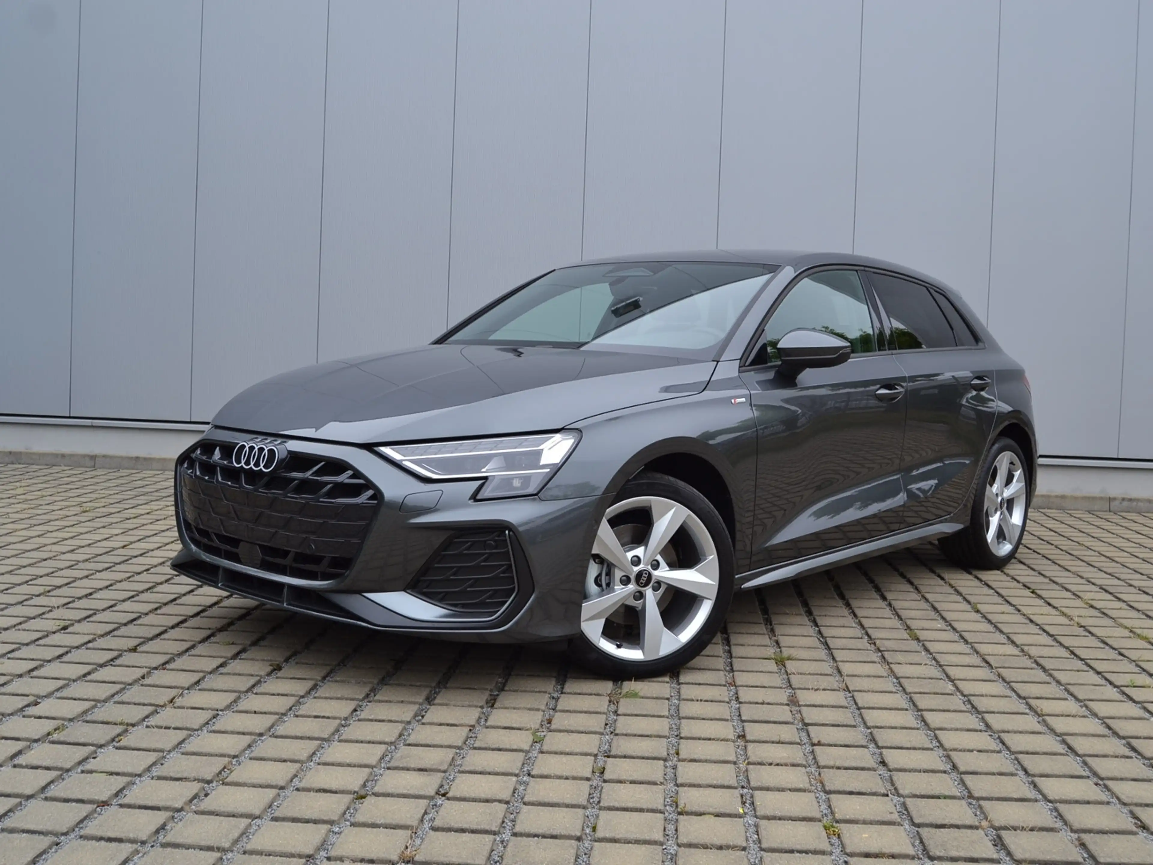 Audi A3 Sportback 2.0 TFSI 204 PS quattro S-tr. S-line 18 — photo 2