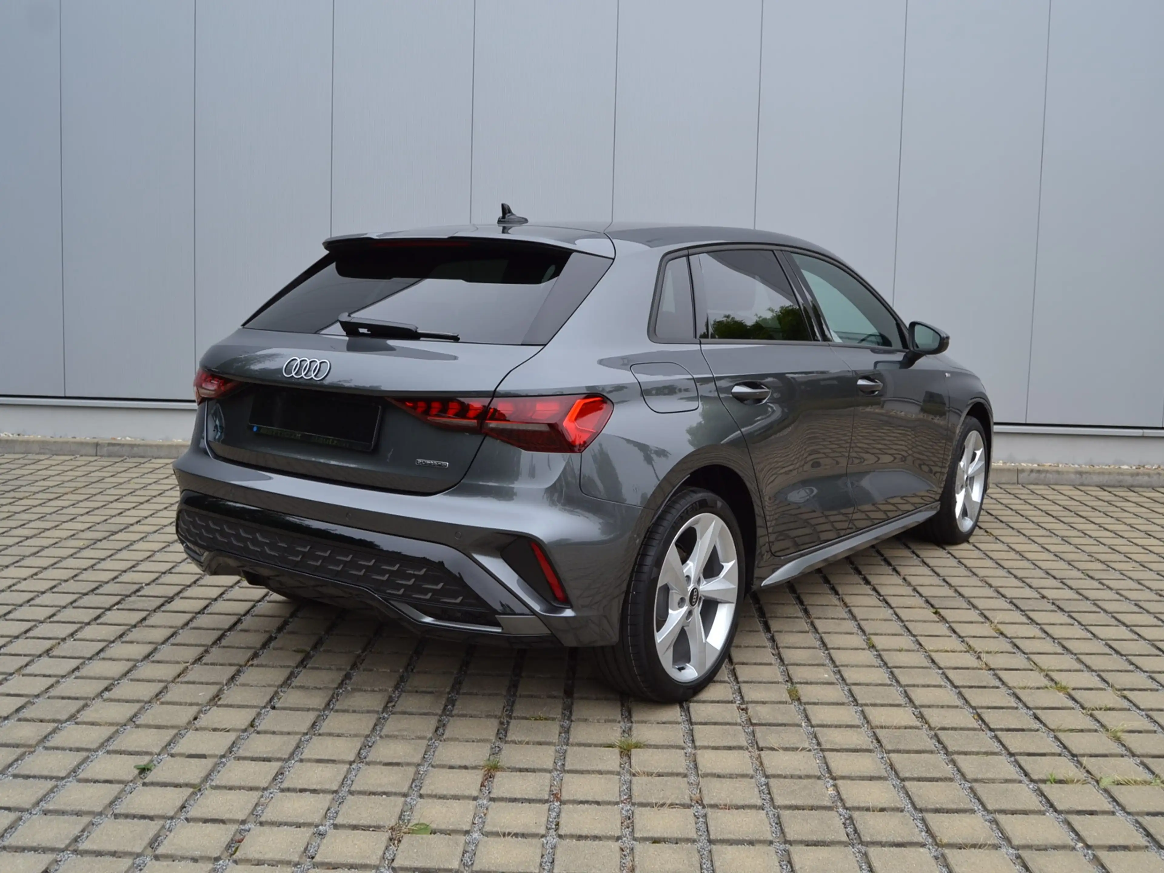 Audi A3 Sportback 2.0 TFSI 204 PS quattro S-tr. S-line 18 — photo 3