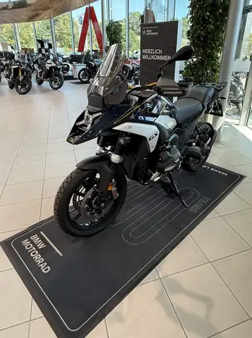BMW R 1300 GS view 2