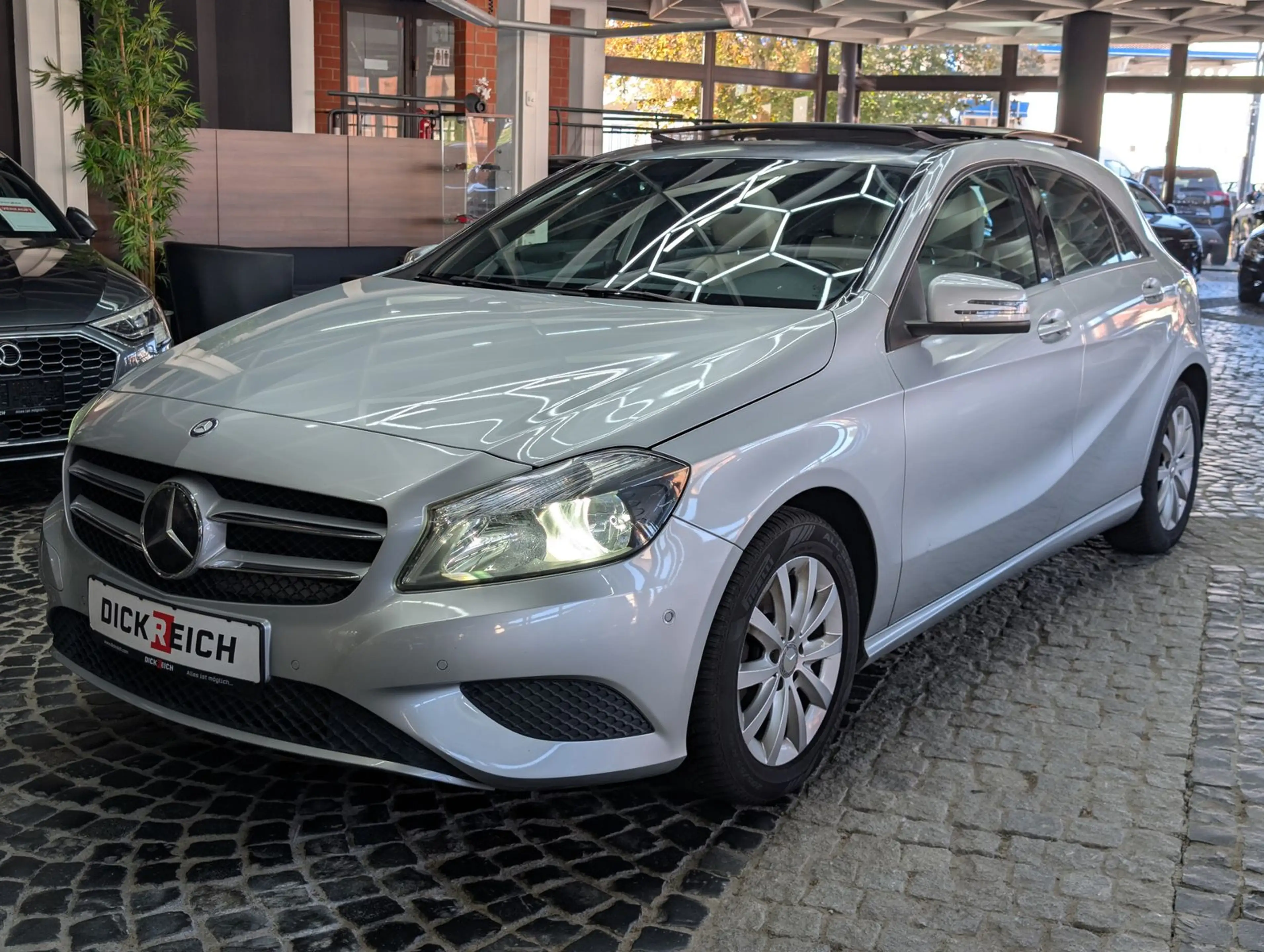Mercedes-Benz A 180 BlueEfficiency PANO*SHZ*NAVI*KAM*LEDER*ALU — photo 4