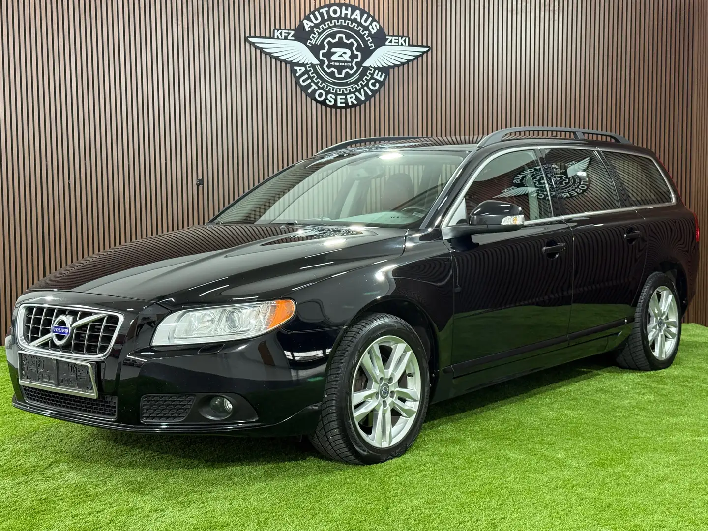 Volvo V70 Momentum Schwarz - 1