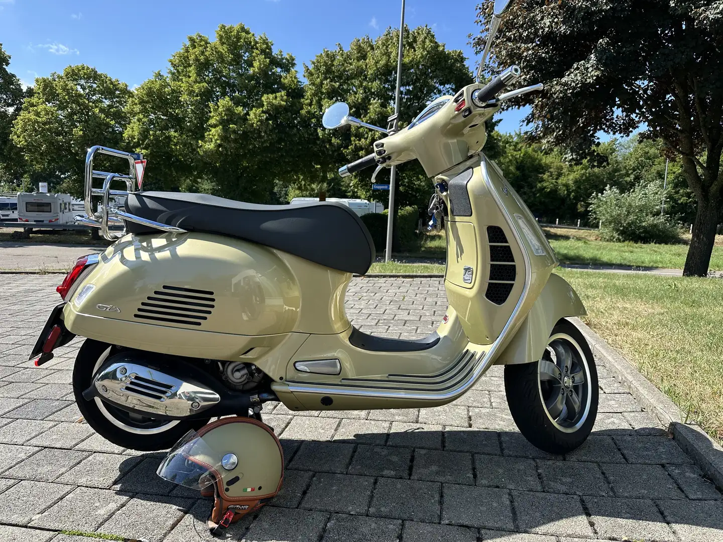 Vespa GTS Super Tech 300 GTS 300 Supertech  hpe 75 Jahre Sondermodell Verde - 1